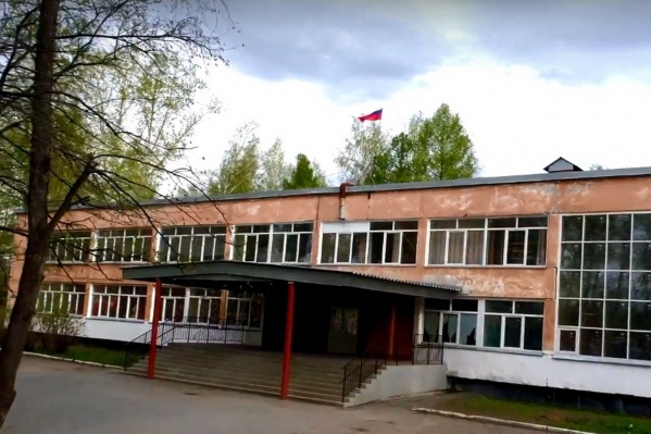 Школа № 51, построенная в 1967 году, — единственная в микрорайоне Школа № 51, построенная в 1967 году, — единственная в микрорайоне 