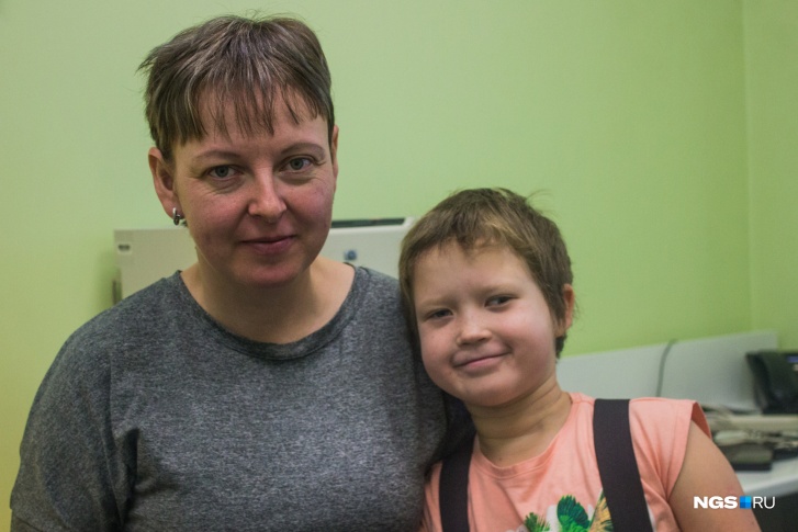 Соня и Виктория Сутурины приезжают в Новосибирск чаще раза в месяц — чтобы врачи посмотрели и донастроили стимулятор