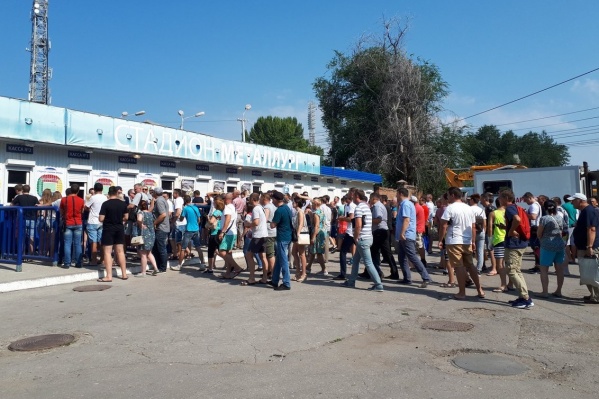 За заветными квитками выстроилась живая очередь За заветными квитками выстроилась живая очередь