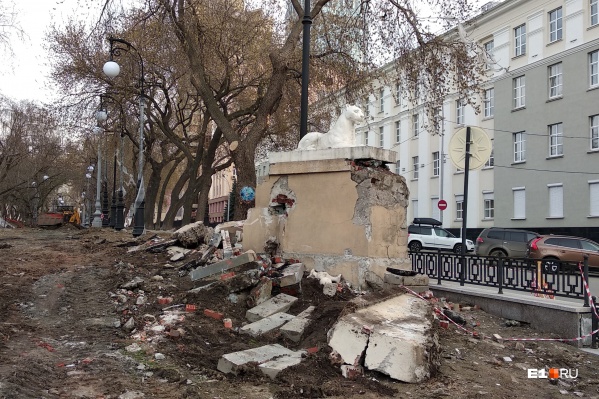 Постаменты у Театра оперы разрушили Постаменты у Театра оперы разрушили