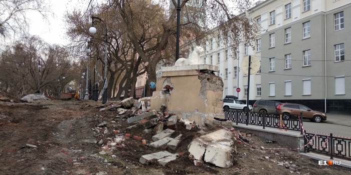 Постаменты у Театра оперы разрушили Постаменты у Театра оперы разрушили