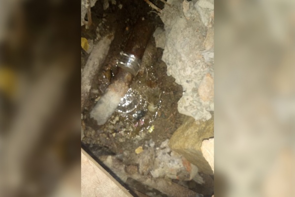 Вода течет под фундамент дома даже через хомут Вода течет под фундамент дома даже через хомут