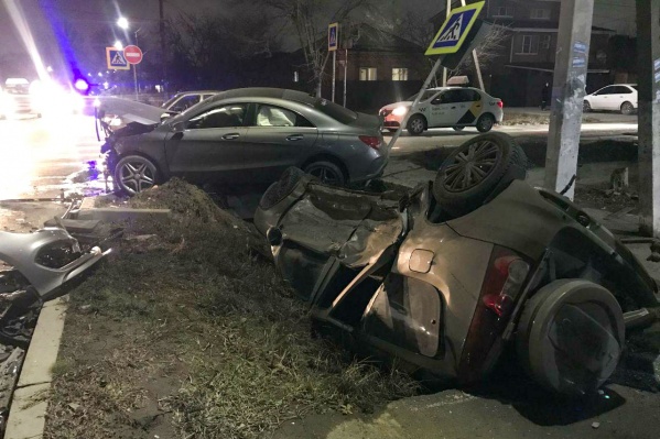 В перевернувшемся автомобиле пострадал мужчина В перевернувшемся автомобиле пострадал мужчина