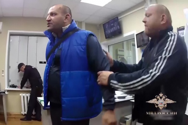 Утром 23 октября с чартера в Таиланд сняли двух пассажиров — один из них позже стал обвиняемым по уголовному делу Утром 23 октября с чартера в Таиланд сняли двух пассажиров — один из них позже стал обвиняемым по уголовному делу