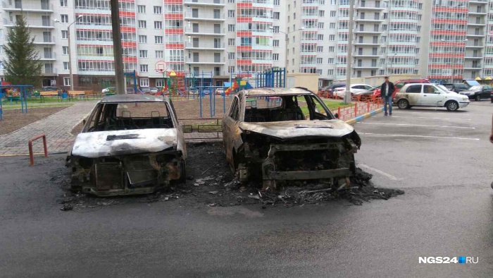 Жители домов тушили машины и откатывали авто с горящей парковки Жители домов тушили машины и откатывали авто с горящей парковки
