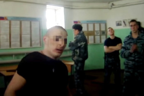Вокруг одного заключённого были десятки сотрудников колонии. Мужчина на видео был со следами побоев Вокруг одного заключённого были десятки сотрудников колонии. Мужчина на видео был со следами побоев 