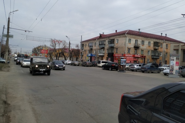 Дорога по улице Пролетарской в Кургане является одной из загруженных транспортом Дорога по улице Пролетарской в Кургане является одной из загруженных транспортом