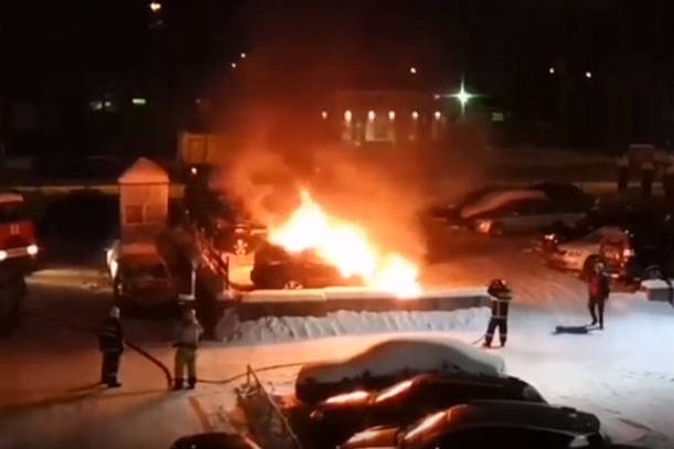 Пожар произошел ночью, его вспышки разбудили жильцов ближайших к стоянке домов Пожар произошел ночью, его вспышки разбудили жильцов ближайших к стоянке домов