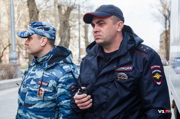 Девочки гуляли, пока полицейские и волонтёры активно их искали Девочки гуляли, пока полицейские и волонтёры активно их искали 