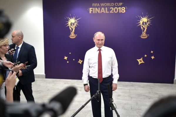 Путин собирается встретиться с тренером и со всеми футболистами сборной России Путин собирается встретиться с тренером и со всеми футболистами сборной России