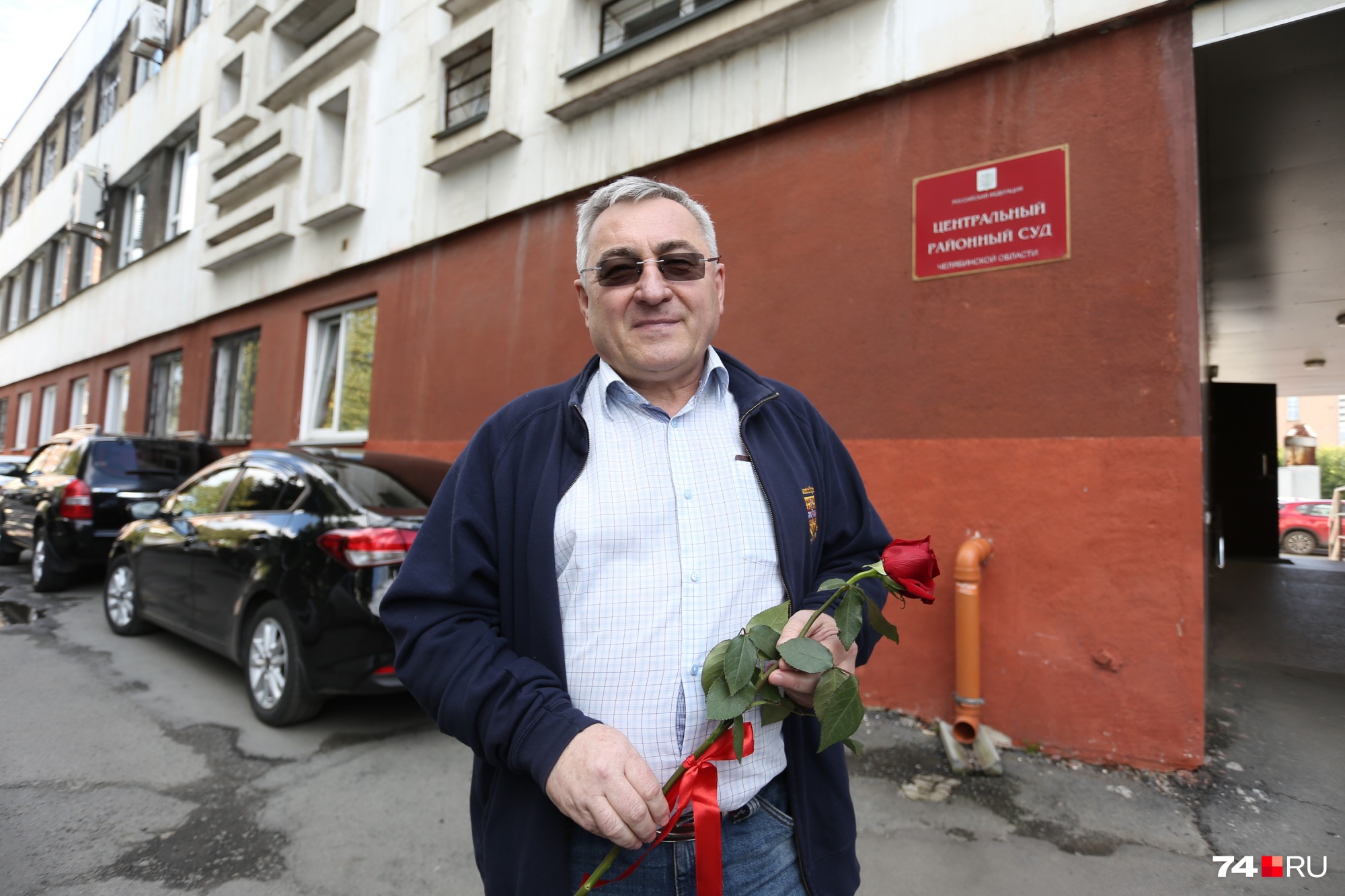 У входа в суд женщина из группы поддержки поблагодарила Маниченко и подарила ему розу