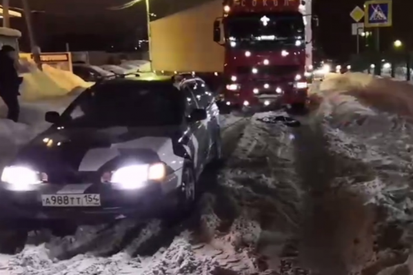 Водитель фуры очень долго пытался выбраться из западни самостоятельно Водитель фуры очень долго пытался выбраться из западни самостоятельно