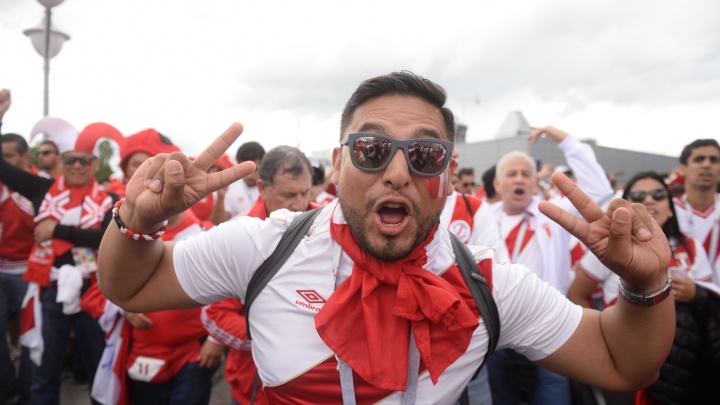 Красно-белые в городе: фоторепортаж с шествия перуанцев по Екатеринбургу