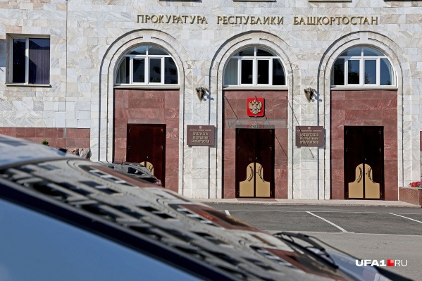 Обвиняемый прокурор всего-то хотел помочь знакомому Обвиняемый прокурор всего-то хотел помочь знакомому