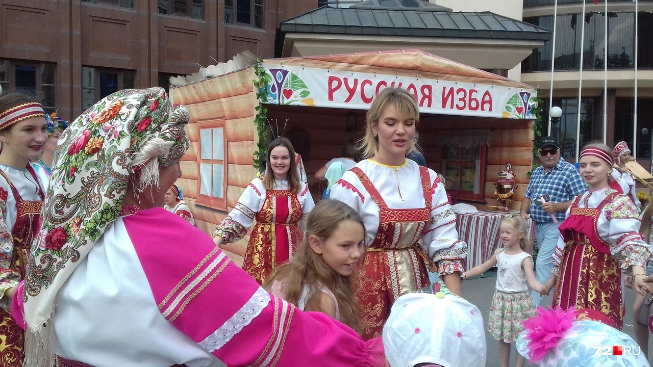 Здесь встречают хороводами и песнями. Тем, кто придёт, надо быть готовыми войти в хоровод и станцевать Здесь встречают хороводами и песнями. Тем, кто придёт, надо быть готовыми войти в хоровод и станцевать