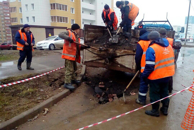 С приходом весны неоднократно проваливался грунт в разных частях города С приходом весны неоднократно проваливался грунт в разных частях города