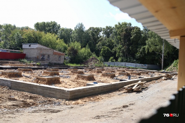 На месте исторического здания уже началась стройка На месте исторического здания уже началась стройка 