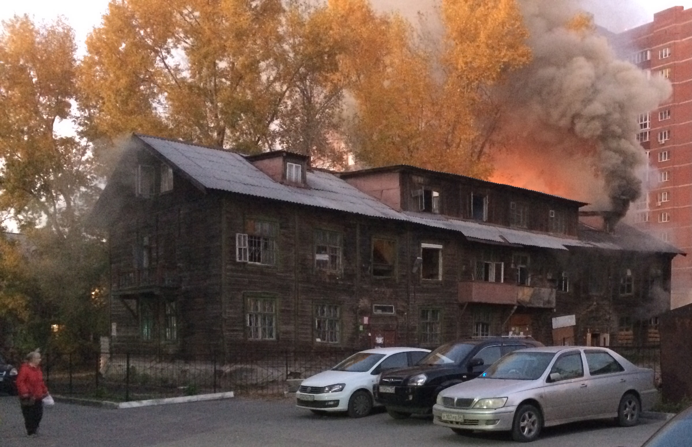 Барак новосибирск. Бараки Новосибирска. Пожары домов в Шелехове. Сгоревшие бараки на Серафимовича. Пожар в Новосибирске.