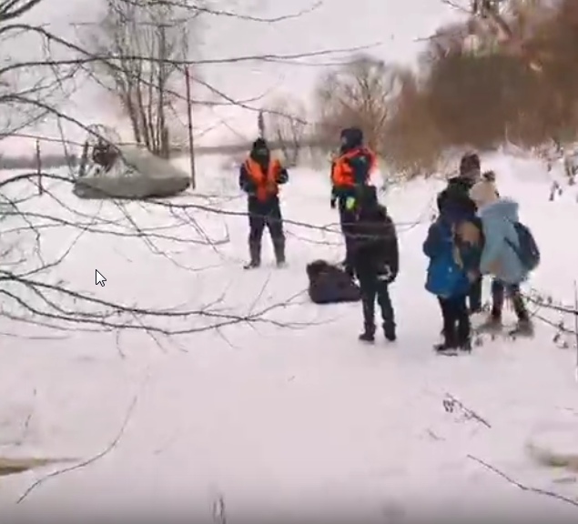 В Ярославле спасатели со льда Волги увели четверых детей