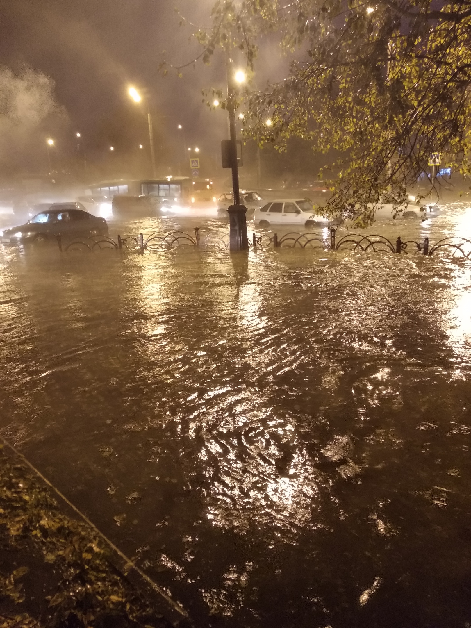 Не лужа, а лужища! Наверное, именно так описал бы этот кадр Дмитрий Нагиев Не лужа, а лужища! Наверное, именно так описал бы этот кадр Дмитрий Нагиев