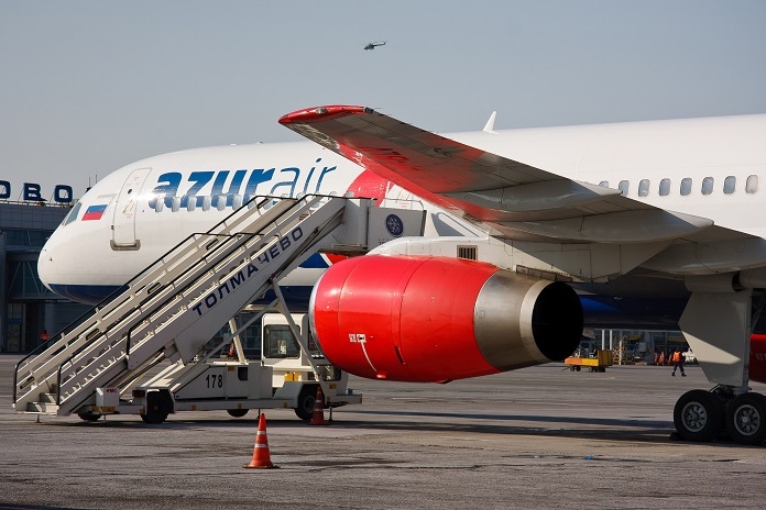 На фото — самолёт авиакомпании AZUR air в Толмачёво На фото — самолёт авиакомпании AZUR air в Толмачёво