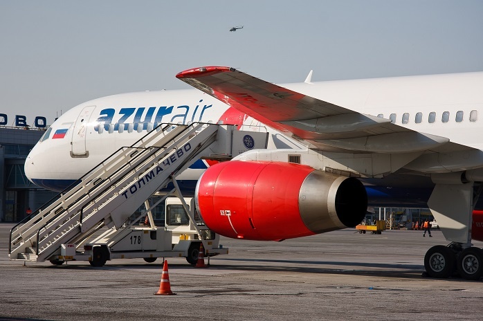 На фото — самолёт авиакомпании AZUR air в Толмачёво На фото — самолёт авиакомпании AZUR air в Толмачёво