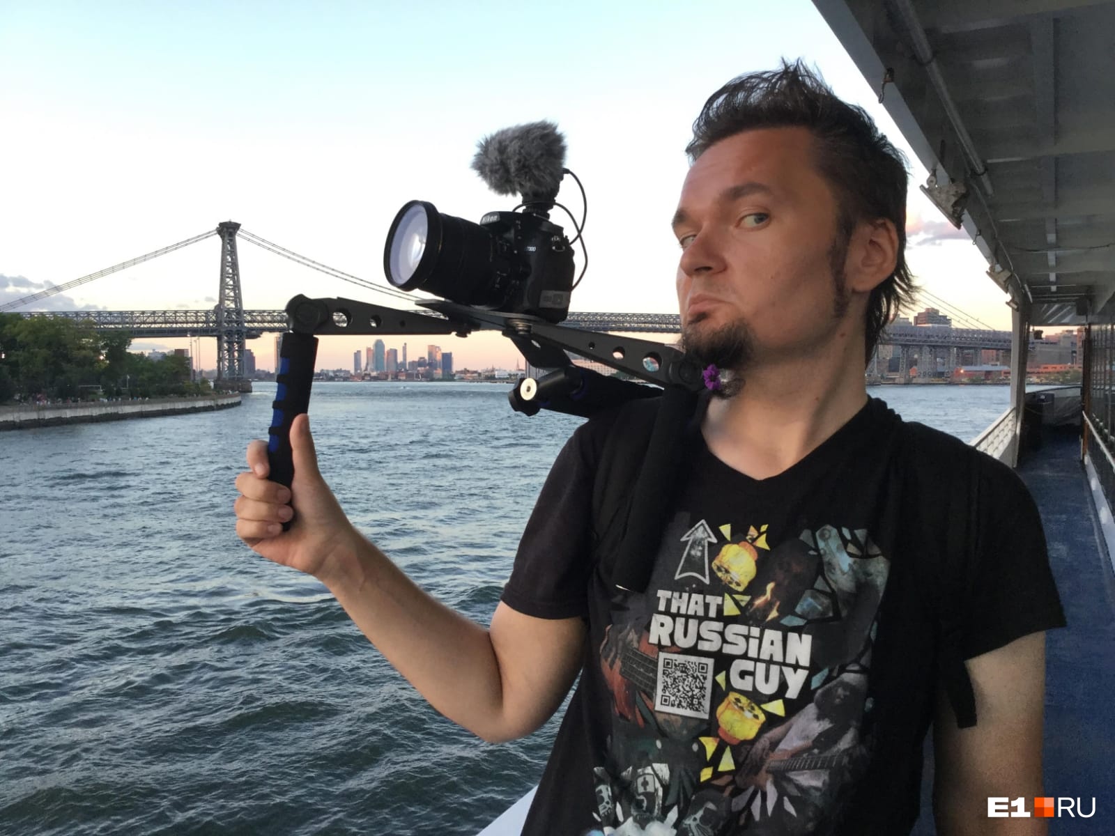 Алексей снимает фестиваль, который проходил на корабле. На фото: пролив Ист-Ривер