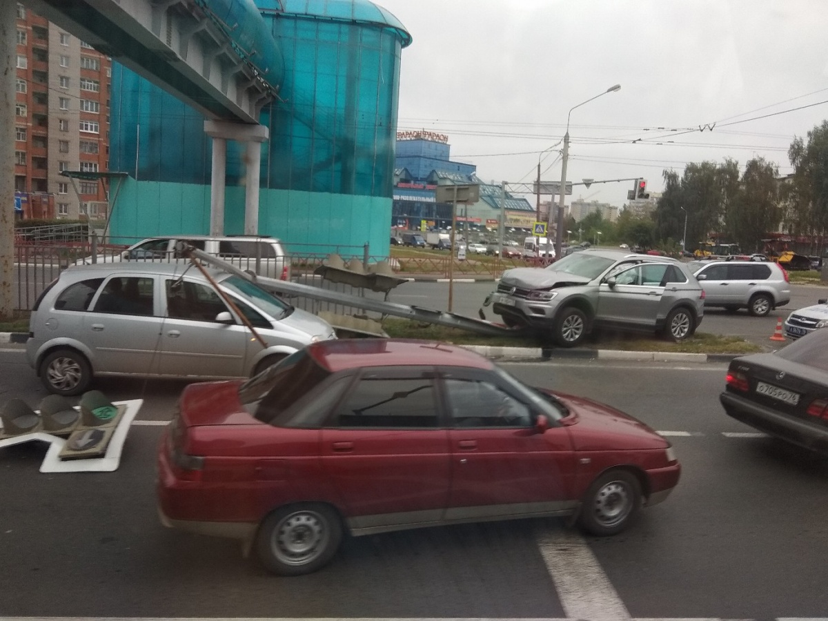 Неудачно перестроился: в сети появилось видео, как внедорожник сносит светофор