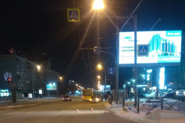 Девушка наехала на санки с ребёнком на пешеходном переходе Девушка наехала на санки с ребёнком на пешеходном переходе