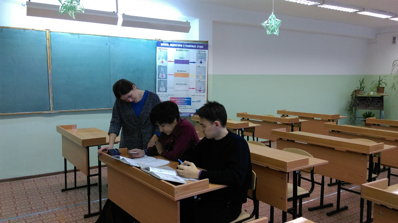 учитель в школе. первый рабочий день в школе. усталая учительница. четырехдневная рабочая неделя в японии. учитель в школе.