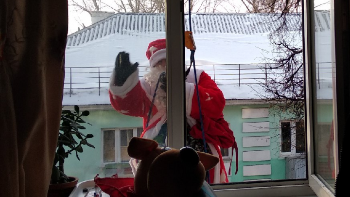 Промышленные альпинисты из Уфы поздравили девочку с ДЦП с Новым годом. Дед Мороз влез в окно