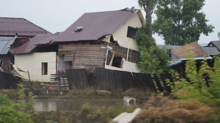 «Город как после штурма»: красноярец показал разрушенный наводнением Тулун