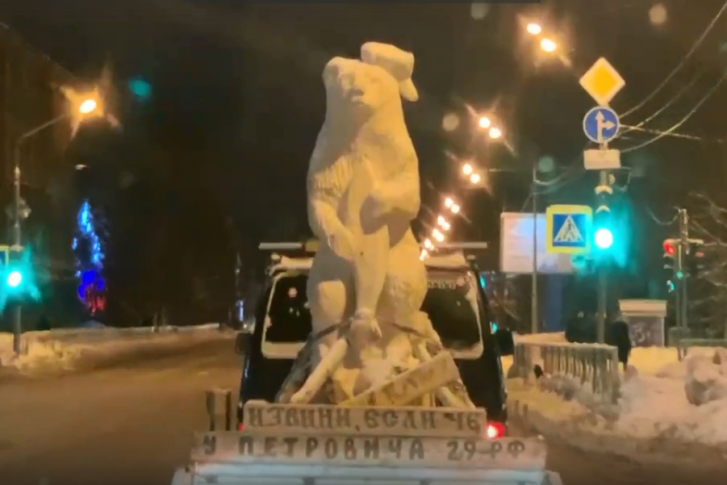 Пока что деревянный медведь готовится к путешествию в Кремль, его тренируют на дорогах Архангельска