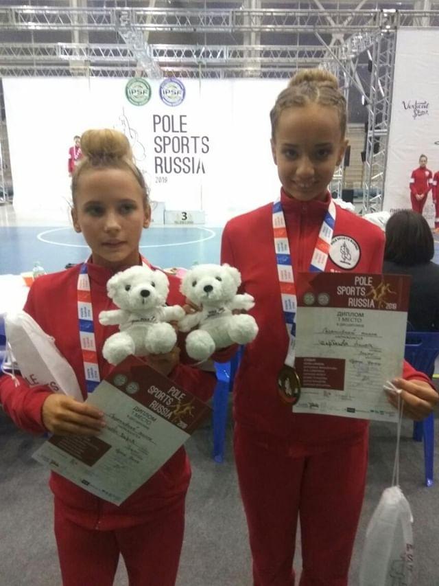 Двенадцатилетние екатеринбурженки привезли медаль с чемпионата по спорту на пилоне. Видео