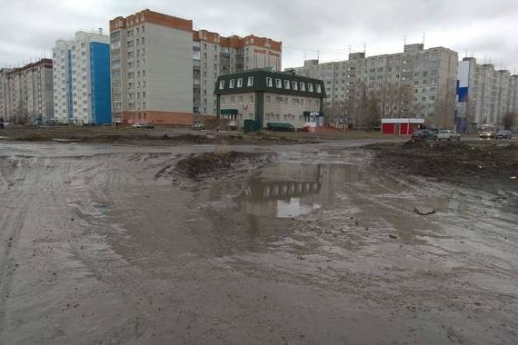 Сейчас родители с детьми вынуждены ходить в детский сад по грязи Сейчас родители с детьми вынуждены ходить в детский сад по грязи