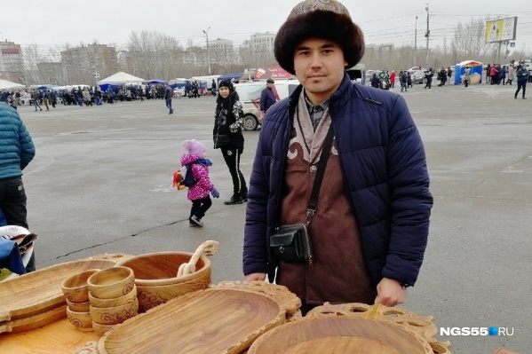 Многие продавцы облачились в национальные костюмы Многие продавцы облачились в национальные костюмы