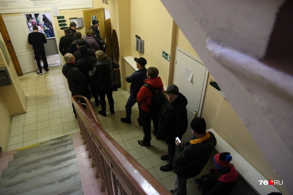 К 19 часам поток людей стал иссякать К 19 часам поток людей стал иссякать