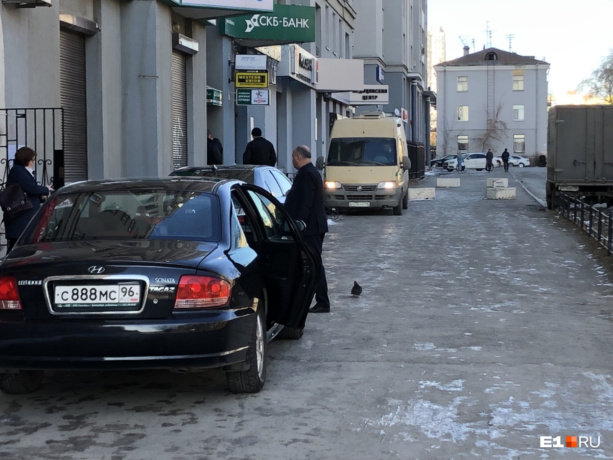 «Я паркуюсь как...»: любители помоек и наглые водители перед элитной гимназией
