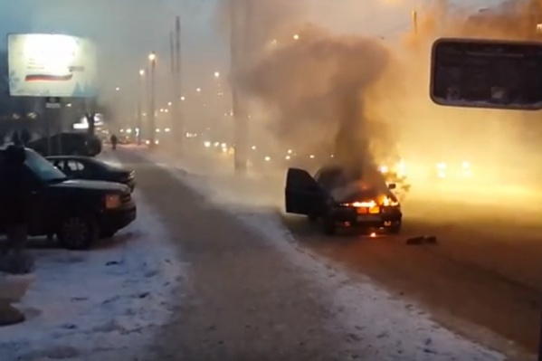 Судя по положению машины, водитель успел прижаться к обочине и покинуть автомобиль. Судя по положению машины, водитель успел прижаться к обочине и покинуть автомобиль.