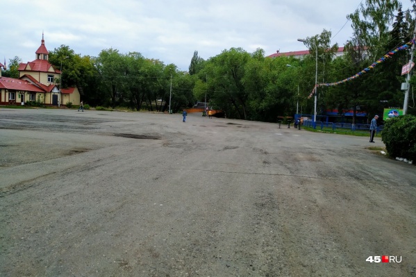 Вход в парк без ларьков по бокам Вход в парк без ларьков по бокам