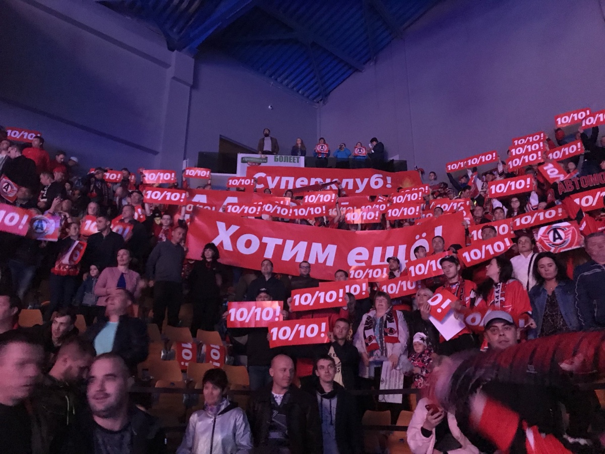 Десятая победа, кстати, далась «Автомобилисту» весьма непросто. Екатеринбуржцы играли против ярославского «Локомотива» и <a href="https://www.e1.ru/news/spool/news_id-65431011.html" target="_blank" class="_">вырвали победу только в овертайме, отыграв три шайбы за период</a> Десятая победа, кстати, далась «Автомобилисту» весьма непросто. Екатеринбуржцы играли против ярославского «Локомотива» и <a href="https://www.e1.ru/news/spool/news_id-65431011.html" target="_blank" class="_">вырвали победу только в овертайме, отыграв три шайбы за период</a>
