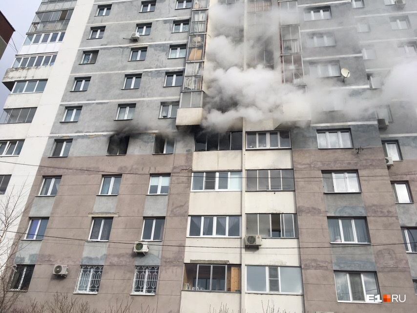 На 4 этаже. Дым из окна. Дым из окна квартиры. Пожар ЕКБ Асбестовский переулок 2/3. Квартира сгорела в Екатеринбурге.