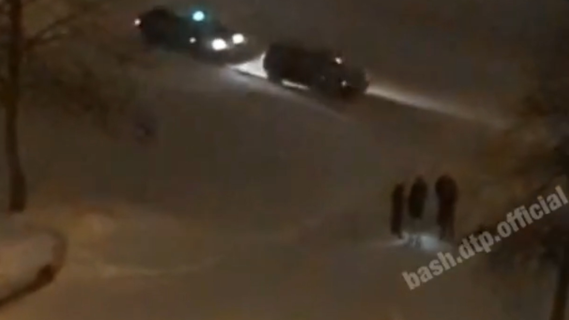 Пять таксистов избили мужчину в Уфе, очевидцы сняли видео
