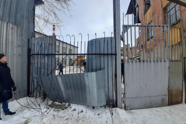 На территорию здания людей не пускают На территорию здания людей не пускают