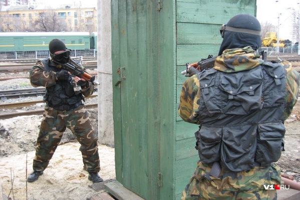 Волгоградцев просят не бояться и не паниковать при виде людей с оружием Волгоградцев просят не бояться и не паниковать при виде людей с оружием