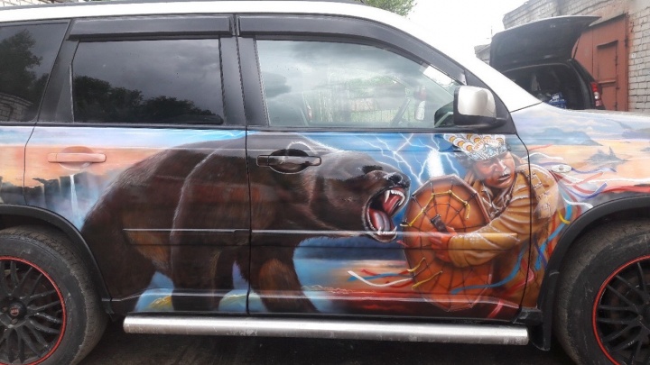 «Я не какой-нибудь карасик»: зачем ярославцы рисуют пираний и шаманов на своих автомобилях