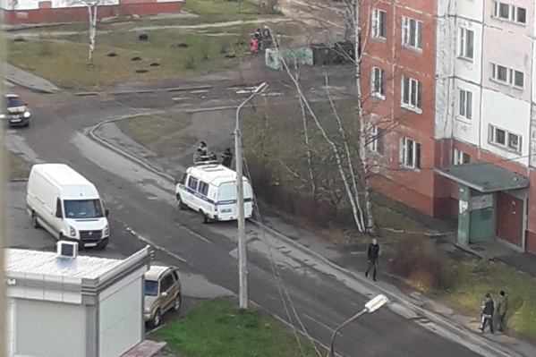 Возле дома выставили ограждение Возле дома выставили ограждение 