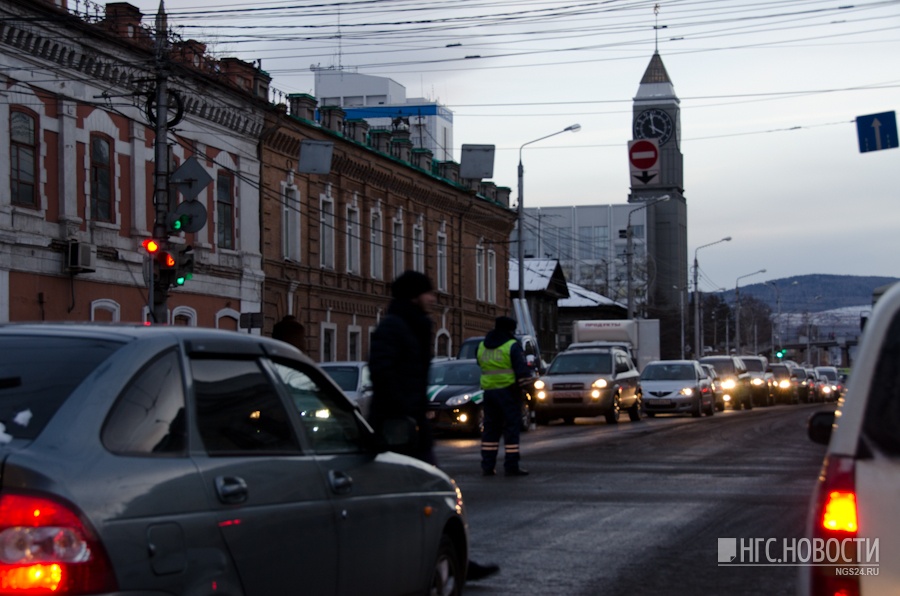 Пробки красноярск. Пробки в центре Красноярска. Красноярск пробка на Свободном. Автомобили в пробках Красноярск.