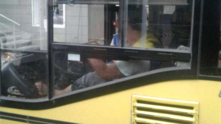 Водитель на маршруте № 91 вел автобус с задранной на панель приборов ногой