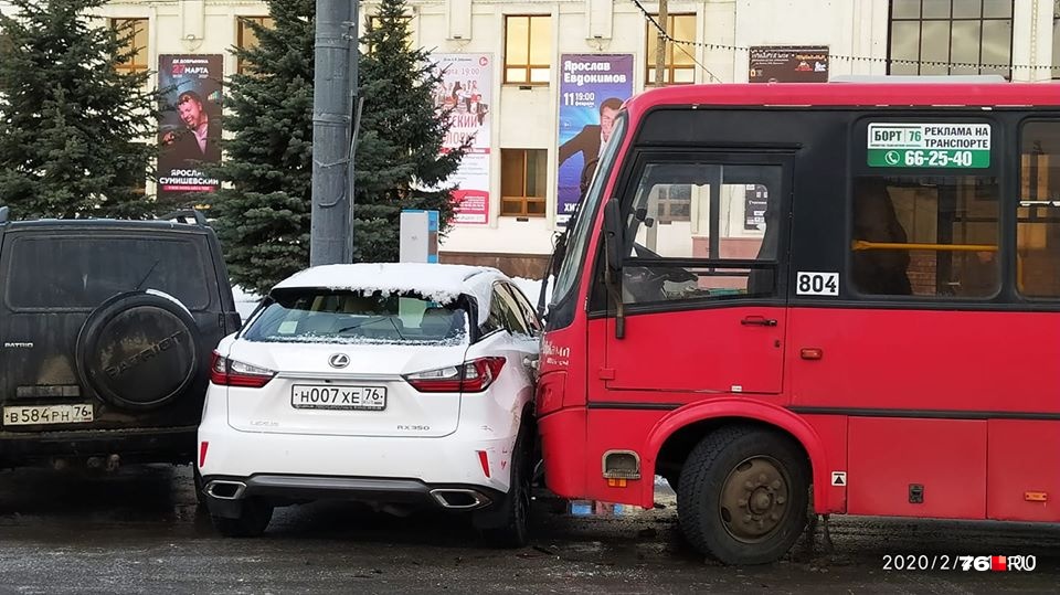 «Дорога - лёд»: в Ярославле маршрутка протаранила припаркованные на обочине автомобили